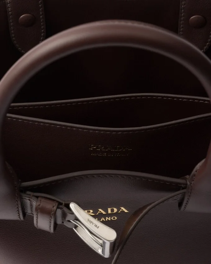 Prada liten läderhandväska med spänne och bälte Prada liten läderhandväska med spänne och bälte