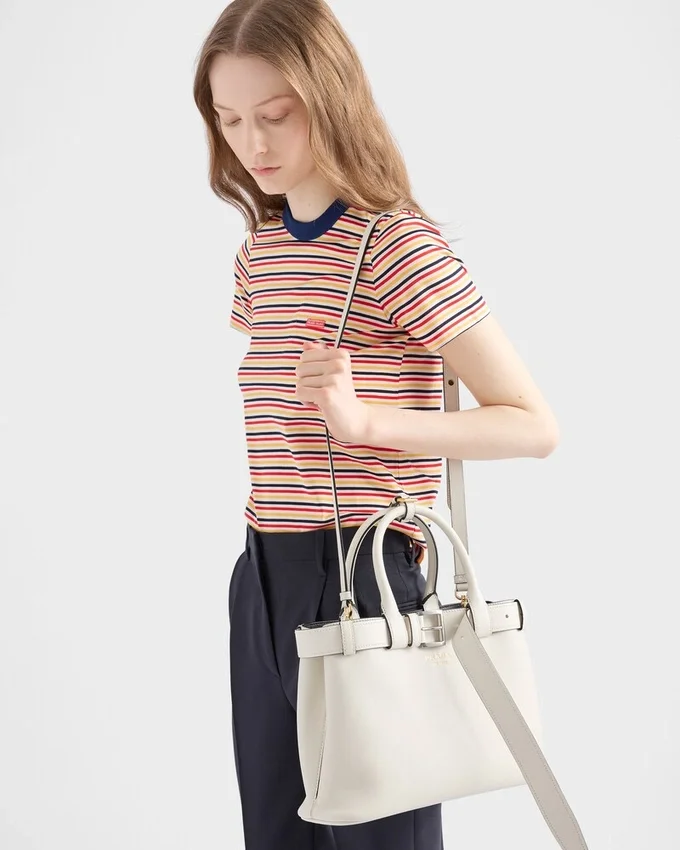 Prada liten läderhandväska med spänne och bälte Prada liten läderhandväska med spänne och bälte