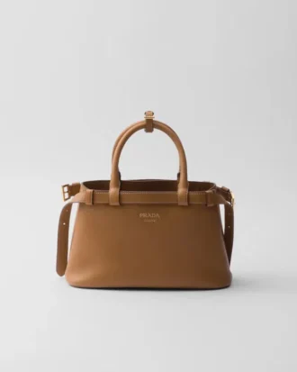 Prada liten läderhandväska med spänne och dubbelt bälte
