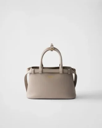 Prada liten läderhandväska med spänne och dubbelt bälte