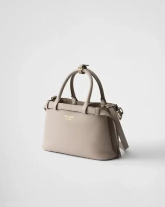 Prada liten läderhandväska med spänne och dubbelt bälte