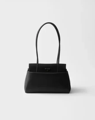 Prada Passage Medium läderväska med Re-Nylon-flik