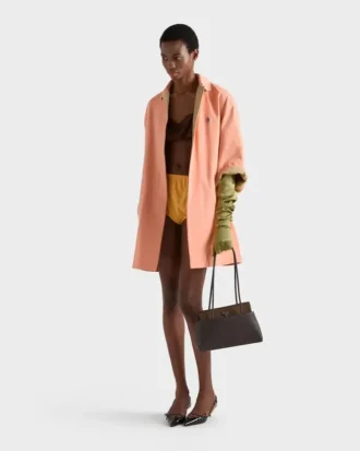 Prada Passage Medium läderväska med Re-Nylon-flik