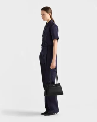 Prada Passage Medium läderväska med Re-Nylon-flik
