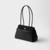 Prada Passage Medium läderväska med Re-Nylon-flik