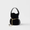 Prada Petit Sac Noir Mini-bucketväska i sammet och nappaläder Prada Petit Sac Noir Mini-bucketväska i sammet och nappaläder