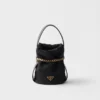 Prada Petit Sac Noir Mini Re-Nylon och nappaläder-hinkväska Prada Petit Sac Noir Mini Re-Nylon och nappaläder-hinkväska