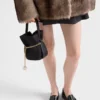 Prada Petit Sac Noir Mini Re-Nylon och nappaläder-hinkväska Prada Petit Sac Noir Mini Re-Nylon och nappaläder-hinkväska