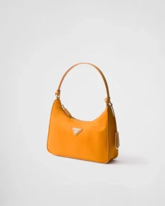 Prada Re-Edition 2005 Re-Nylon och Saffiano miniväska