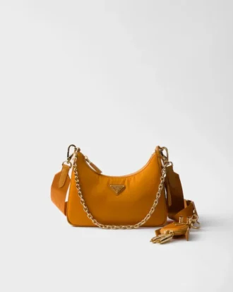 Prada Re-Edition 2005 väska i Re-Nylon och Saffiano-läder med charm