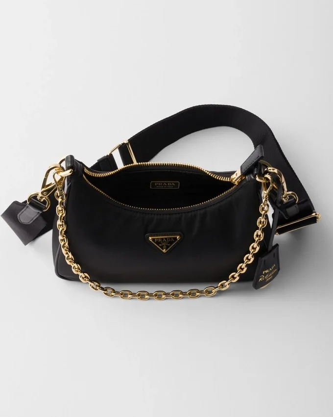 Prada Re-Edition 2005 väska i Re-Nylon och Saffiano-läder med charm Prada Re-Edition 2005 väska i Re-Nylon och Saffiano-läder med charm