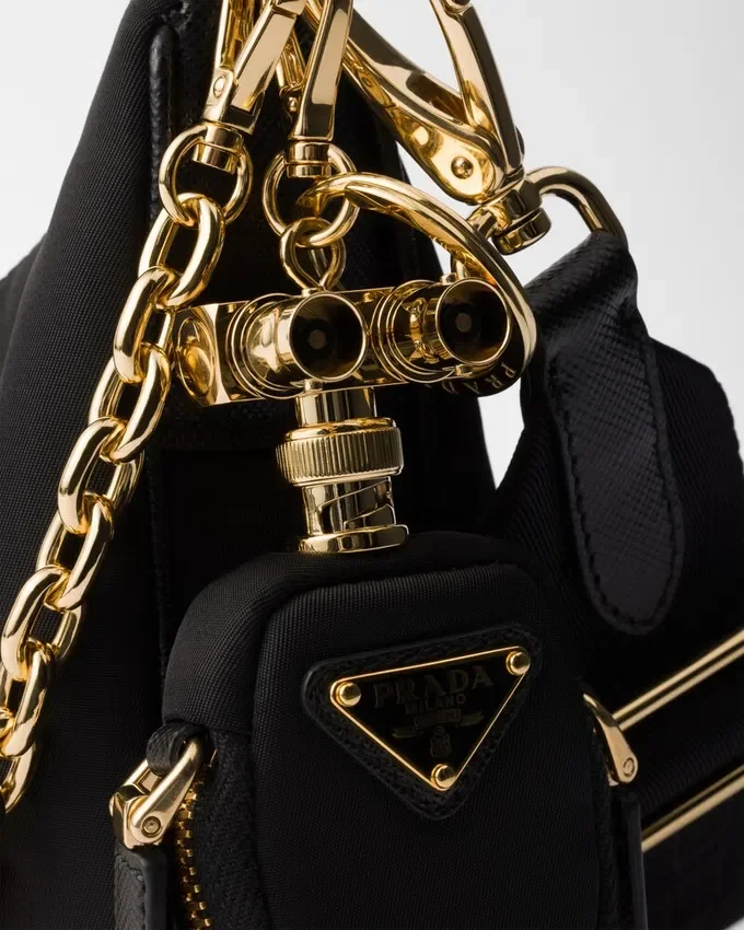 Prada Re-Edition 2005 väska i Re-Nylon och Saffiano-läder med charm Prada Re-Edition 2005 väska i Re-Nylon och Saffiano-läder med charm