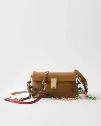 Prada Soft liten läderaxelväska med berlocker Prada Soft liten läderaxelväska med berlocker