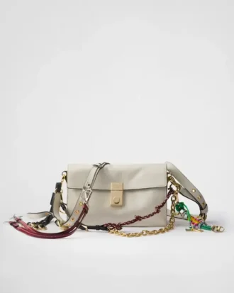Prada Soft liten läderaxelväska med berlocker Prada Soft liten läderaxelväska med berlocker