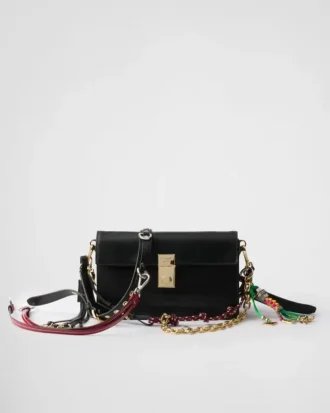 Prada Soft liten läderaxelväska med berlocker Prada Soft liten läderaxelväska med berlocker