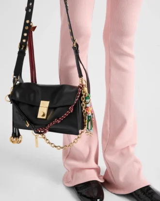 Prada Soft liten läderaxelväska med berlocker Prada Soft liten läderaxelväska med berlocker