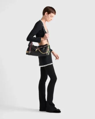 Prada Soft stor läderaxelväska med berlocker Prada Soft stor läderaxelväska med berlocker