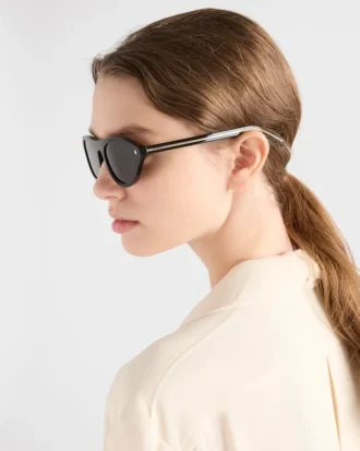 Prada-solglasögon med den ikoniska metallplattan Prada-solglasögon med den ikoniska metallplattan