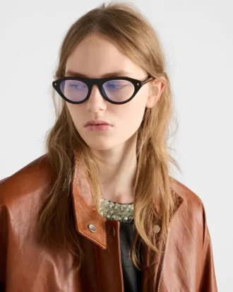 Prada-solglasögon med den ikoniska metallplattan Prada-solglasögon med den ikoniska metallplattan