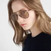 Prada-solglasögon med den ikoniska metallplattan Prada-solglasögon med den ikoniska metallplattan