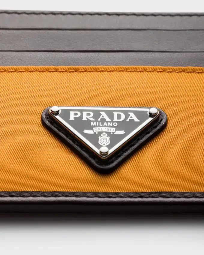 Prada Speedrock kortfodral i Re-Nylon och läder Prada Speedrock kortfodral i Re-Nylon och läder