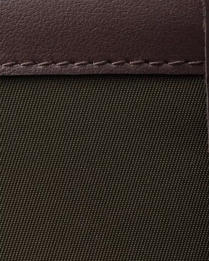 Prada Speedrock kortfodral i Re-Nylon och läder med rem Prada Speedrock kortfodral i Re-Nylon och läder med rem