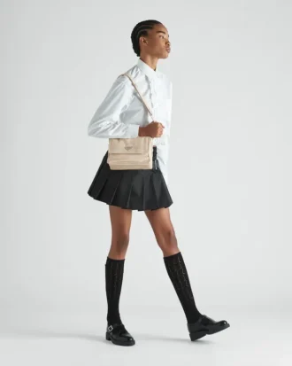 Prada Traveller liten vadderad Re-Nylon-axelväska