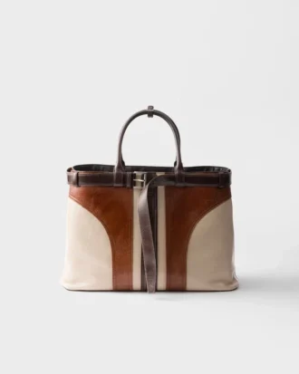 Prada-väska i antikbehandlat läder med spänne och bälte Prada-väska i antikbehandlat läder med spänne och bälte