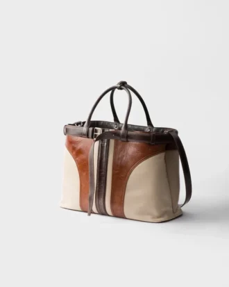 Prada-väska i antikbehandlat läder med spänne och bälte Prada-väska i antikbehandlat läder med spänne och bälte