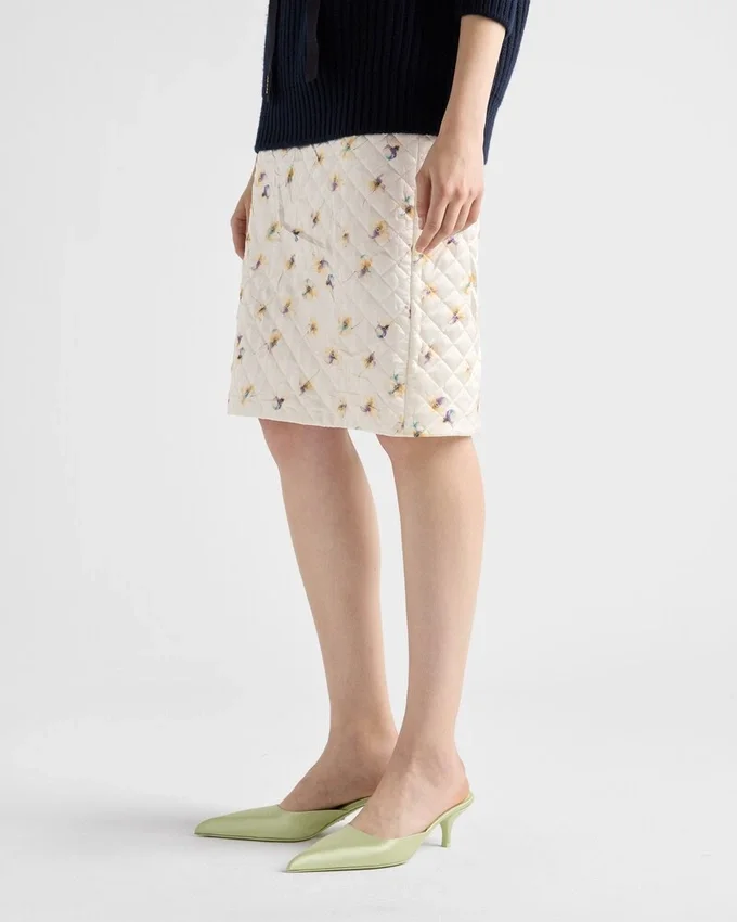 Quiltad satinkjol med blommönster Quiltad satinkjol med blommönster