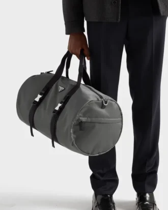 Re-Nylon- och Saffiano-läderduffelväska