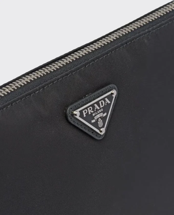 Re-Nylon- och Saffiano-läderpåse Re-Nylon- och Saffiano-läderpåse