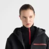 Re-Nylon-tröja med hög hals Re-Nylon-tröja med hög hals