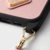 Saffiano-läderfodral för iPhone 16 Pro Max med axelrem Saffiano-läderfodral för iPhone 16 Pro Max med axelrem