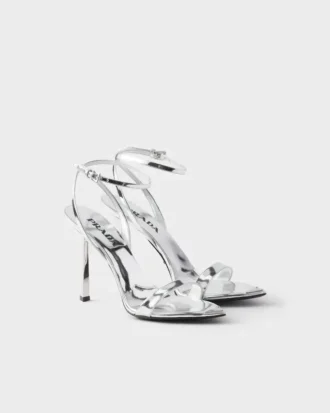 Sandaler med hög klack i metallicläder