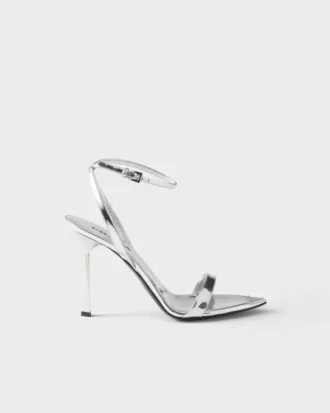 Sandaler med hög klack i metallicläder