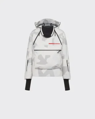 Snowboardjacka i tryckt tekniskt tyg Snowboardjacka i tryckt tekniskt tyg