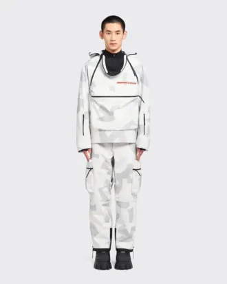 Snowboardjacka i tryckt tekniskt tyg Snowboardjacka i tryckt tekniskt tyg