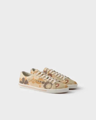 Snörade sneakers i canvas med blommönster