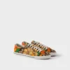 Snörade sneakers i canvas med blommönster Snörade sneakers i canvas med blommönster