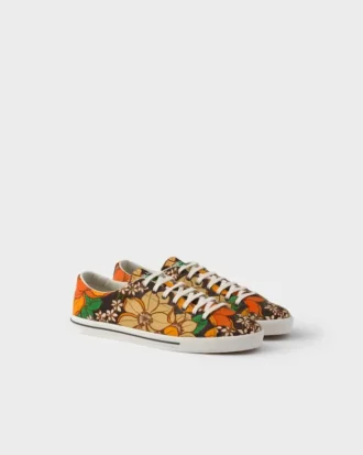 Snörade sneakers i canvas med blommönster