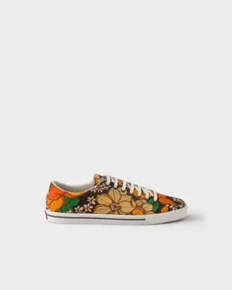 Snörade sneakers i canvas med blommönster