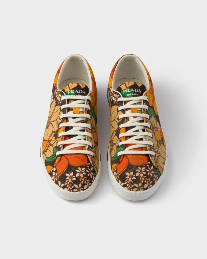 Snörade sneakers i canvas med blommönster Snörade sneakers i canvas med blommönster