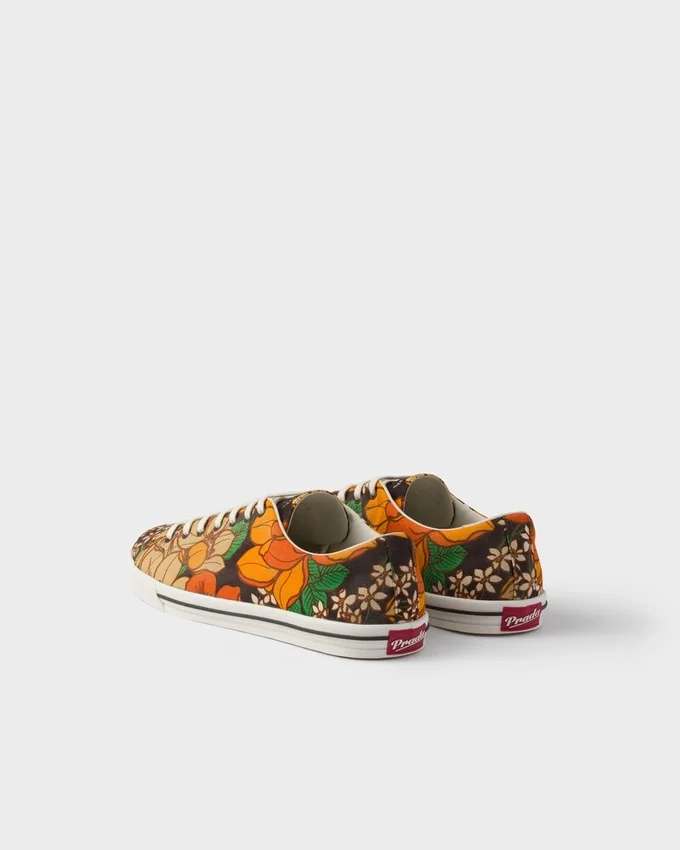 Snörade sneakers i canvas med blommönster Snörade sneakers i canvas med blommönster
