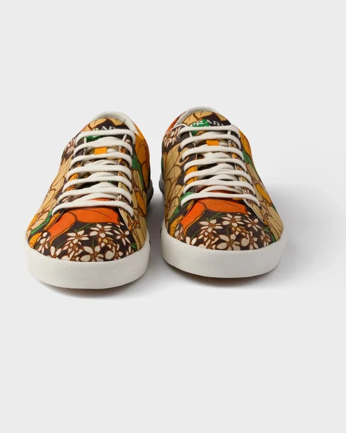 Snörade sneakers i canvas med blommönster Snörade sneakers i canvas med blommönster
