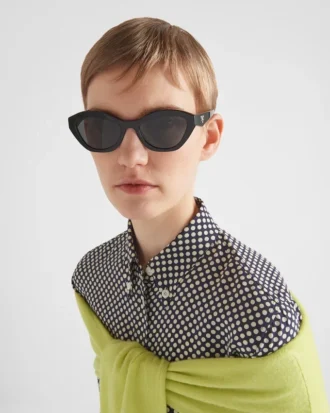 Solglasögon med Prada-logotyp