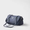 Stor duffelväska i Re-Nylon och Saffiano-läder Stor duffelväska i Re-Nylon och Saffiano-läder