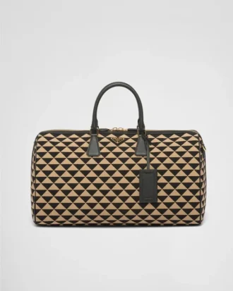 Stor resväska i tyg med broderat Prada-symbole
