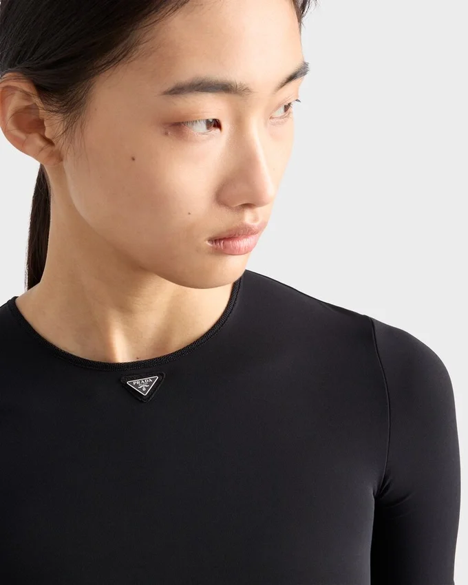 T-shirt med korta ärmar i stretchtyg T-shirt med korta ärmar i stretchtyg